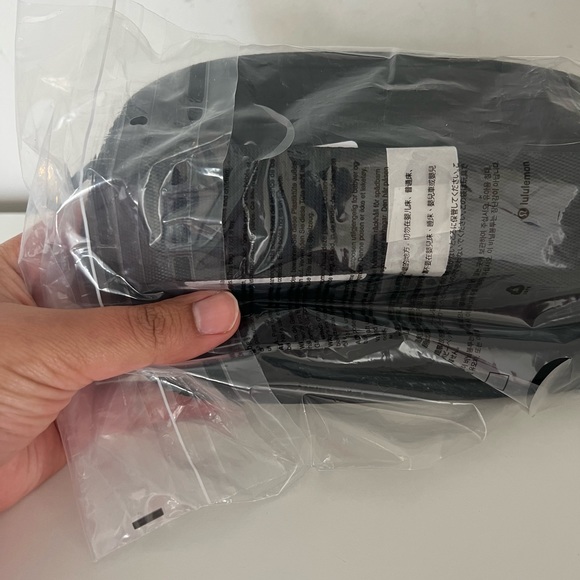 Lululemon everywhere belt bag (BLACK with silver hardware) - Picture 5 of 7